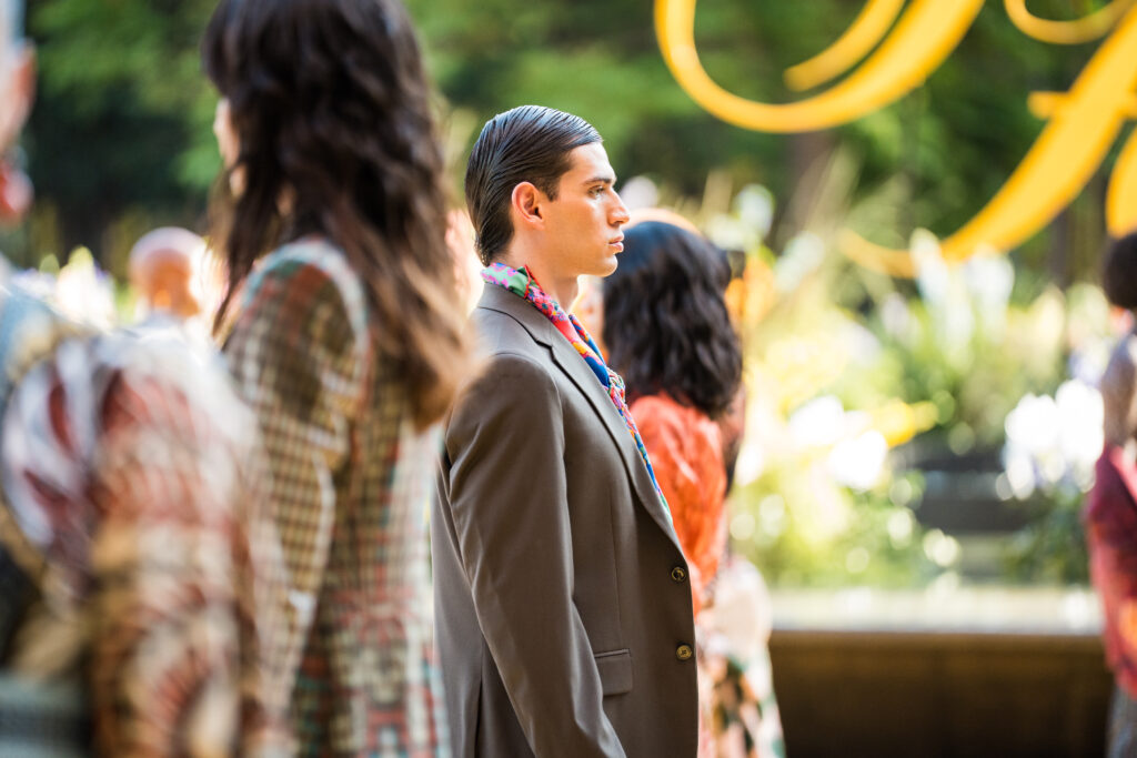 La primavera tiene su propio lenguaje, y esta temporada El Palacio de Hierro lo traduce en Obsesiones Palacio, una propuesta que convierte las tendencias en una declaración de estilo y actitud. Durante su emblemática Gala de Primavera, 60 looks dieron forma a una narrativa que recorrió desde la precisión minimalista hasta la expresión más audaz. Siluetas depuradas y líneas limpias marcaron el inicio con firmas como Adolfo Domínguez y Pal Zileri, reafirmando que la sofisticación reside en el detalle. La paleta evolucionó hacia neutros atemporales —arena, marfil y gris— interpretados por marcas como Sandro y Mango, demostrando que la versatilidad es el nuevo lujo cotidiano. El cierre celebró el dramatismo contemporáneo con piezas de carácter firmadas por Alexander McQueen y Etro.